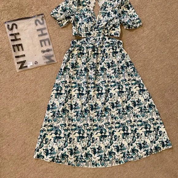 SHEIN - Allover Plant Print Cut Out Tie Back Puff Sleeve Dress - Picture 3 of 5
